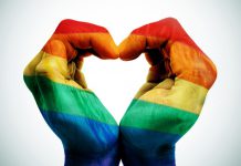 זוג חד מיני לבג"ץ: המדינה מפלה סמל הגאווה - תמונת אילוסטרציה של זוג כפות ידיים בצבעי דגל הגאווה
