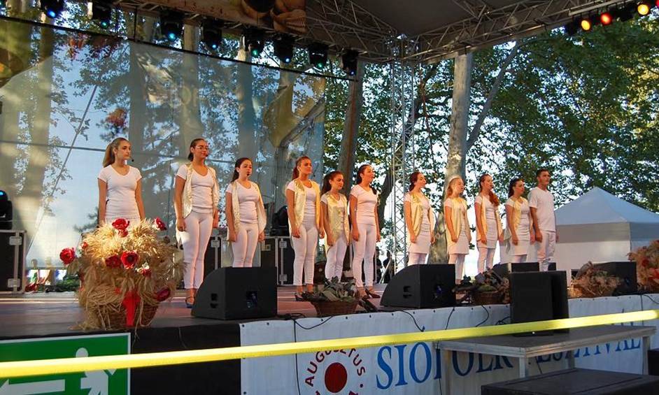 בשירות ההסברה