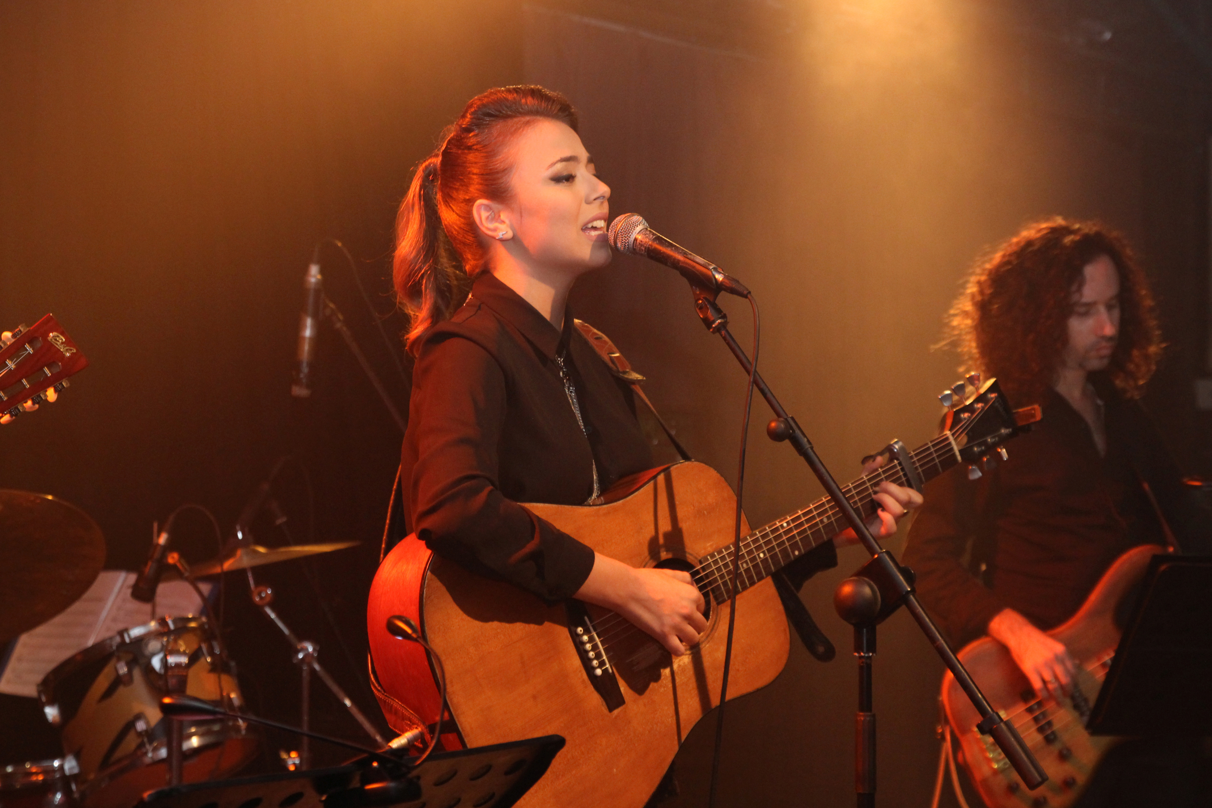 כבר לא ילדה: שי המבר משיקה מופע בכורה וחבר שי המבר במופע השקה סולד אאוט. צילום: אור גפן יחסי ציבור