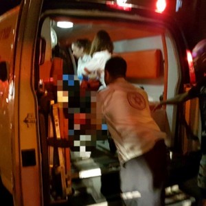 מטפלים פצוע ברחוב קרן היסוד. צילום שלומי מרצ'ביאק, תיעוד מבצעי מד"א