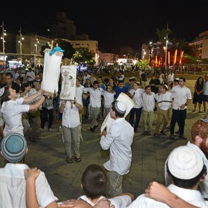 אלפים חגגו בהקפות שניות. צילום דימה דורף