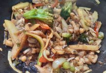 רצועות עוף מוקפץ בירקות שורש ועוד רצועות עוף מוקפץ בירקות שורש. נתניה מבשלת