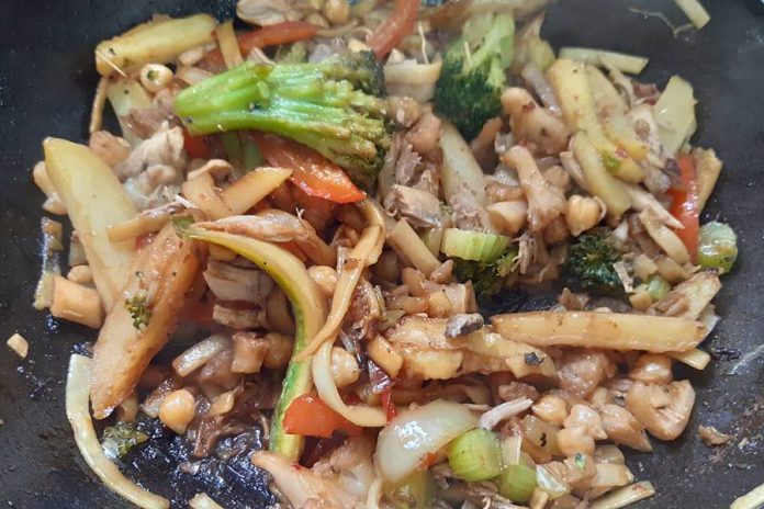 mukpaz11 רצועות עוף מוקפץ בירקות שורש. נתניה מבשלת