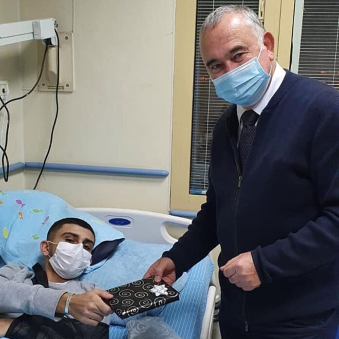 אלי דלל מבקר את בן ממן, כדורגלן בית