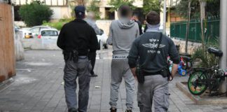 כתב אישום: הפעילו רשת למכירת סמי פיצוציות תשעה מנתניה נעצרו בחשד לכאורה למעורבות בסחר לסמים. צילום משטרת ישראל