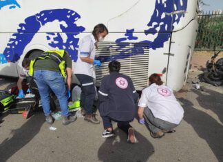 רוכב אופנוע בן 17 נפגע באורח קשה בשד' בן גוריון בנתניה חילוץ הצעיר מתחת לגלגלי האוטובוס בשדרות בן גוריון בנתניה