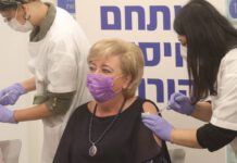 מרים פיירברג נתנה כתף: ראש העיר נתניה לציבור לכו להתחסן! מבצע חיסוני הקורונה נפתח בנתניה. פיירברג-איכר לציבור: לכו להתחסן.