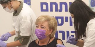 מרים פיירברג נתנה כתף: ראש העיר נתניה לציבור לכו להתחסן! מבצע חיסוני הקורונה נפתח בנתניה. פיירברג-איכר לציבור: לכו להתחסן.