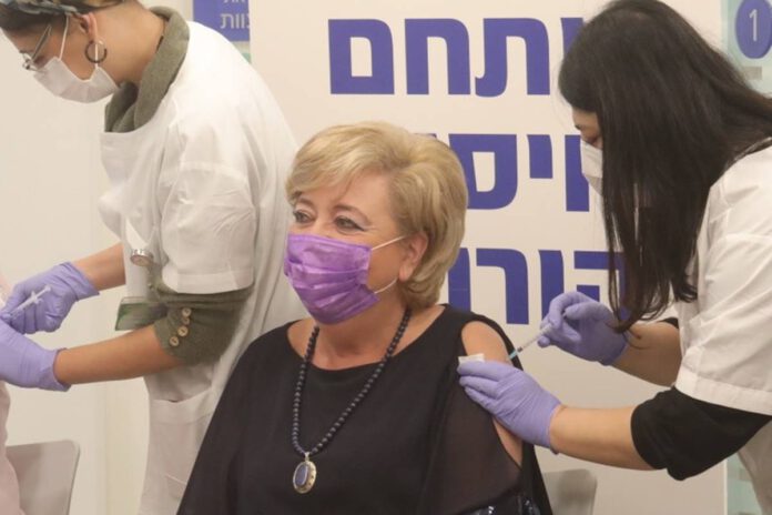 מבצע חיסוני הקורונה נפתח בנתניה. פיירברג-איכר לציבור: לכו להתחסן.