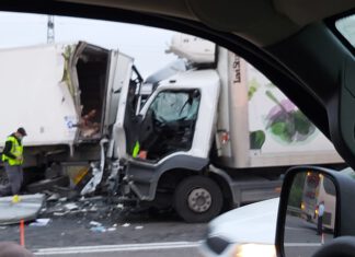 חמישה פצועים בהם שניים קשה בתאונה בין משאיות לאוטובוס