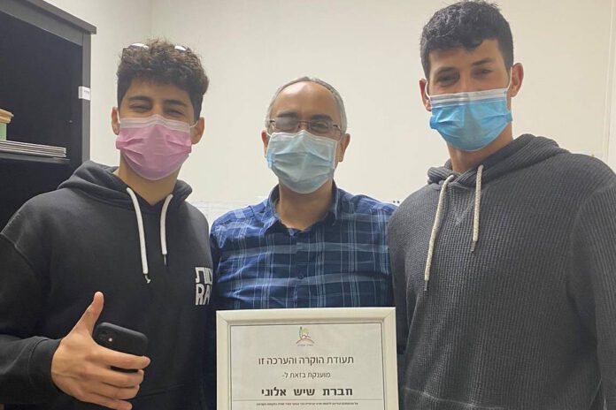 למען הקהילה - חברת אלוני חילקה עשרות מחשבים לילדי כפר הנוער מאיה שפיה