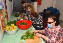עיר במיטבה: עיוורים מבשלים למען דרי רחוב בנתניה חברי מרכז מרש"ל, עיוורים וכבדי ראייה, תורמים לחברה - ארוחות שבישלו עבור דרי רחוב בנתניה