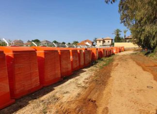 המהפכה הכתומה הגיעה לכפר יונה: מאות פחים הוצבו המהפכה הכתומה בכפר יונה: מאות פחים כתומים הוצבו