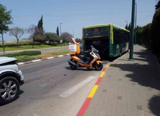 נהג רכב נפצע בינוני בתאונה עם אוטובוס בנתניה זירת תאונה בנתניה. צילום איחוד הצלה
