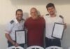 נלחמו על חיי אדם בנתניה והצילו אותו אברהם אבודרהם עם הפראמדיקים של מד"א שהצילו את חייו. צילום דוברות מד"א
