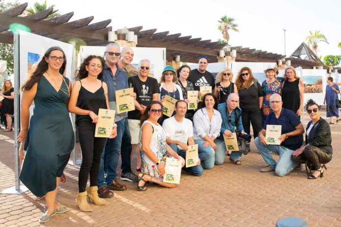 תערוכה ים של פלסטיק. הצלמים שלקחו חלק בתערוכה ים של פלסטיק - תערוכת צילום בנתניה: אמיר גלעד, אריה דנציג, דוד טוביאס. דליה סינקלר, הדס סורדו-מנור, ורדה דורי, טל ניניו, יוחי ירוחמי, יעל דנקנר. לבנה זיגל, ליבי לוי, נורית מוזס, ציפי איינבינדר, רז משולם, רחל דותן ושלמה אבני.