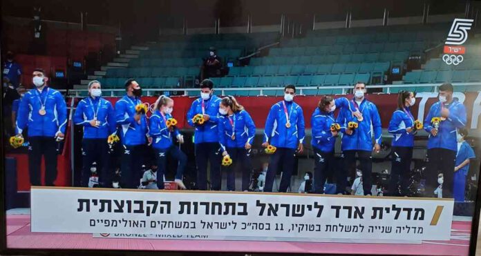 נבחרת ישראל בג'ודו עם מדליה אולימפית קבוצתית. ארבעה מחברי הנבחרת מתגוררים בעיר נתניה.
