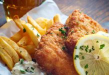 מתכון פיש אנד צ'יפס מושלם אז איך משכנעים את הילדים לאכול דגים? באמצעות פיש אנד צ'יפס. מצפים נתחי דג בבלילה עשירה, מטגנים ומגישים עם צ'יפס פריך במיוחד. המבוגרים ילוו את המנה עם כוס בירה צוננת