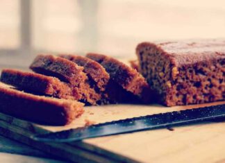 עוגת דבש ביתית עם טעם של עוד רגע לפני ראש השנה, הקונדיטור סער אהרוני עם מתכון עוגת דבש ביתית מהסוג שעושה כבוד לדבש. למתכון מצורפים קישורים למתכוני עוגות דבש נוספות.