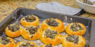 ביאלי, מאפה מושלם כמנה ראשונה או כתוספת לצד מנה בשרית ביאלי הוא לא עוד מאפה, אלא חוויה של טעמים המשלבת מאפה המזכיר בייגל, בצל מטוגן ופרג. קבלו את הגרסא של סער אהרוני