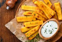 אפריטיף מושלם: צ'יפס פולנטה כאשר שואלים אותנו מהי מנת אירוח מושלמת, התשובה ברורה: מנת צ'יפס פולנטה. היא נוטפת גבינה בפנים, קריספית בחוץ, נטולת גלוטן ואפשר לאכול אותה בידיים.