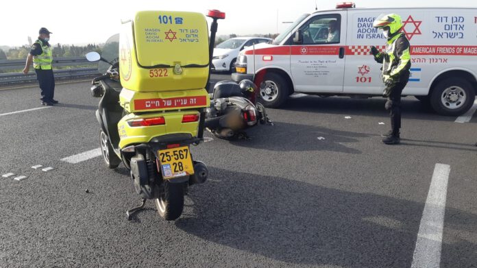 תאונת דרכים בין אופנוע לרכב פרטי. כביש החוף - בסמוך לצומת פולג - נתניה.הרוכבת פונתה באמצעות מד