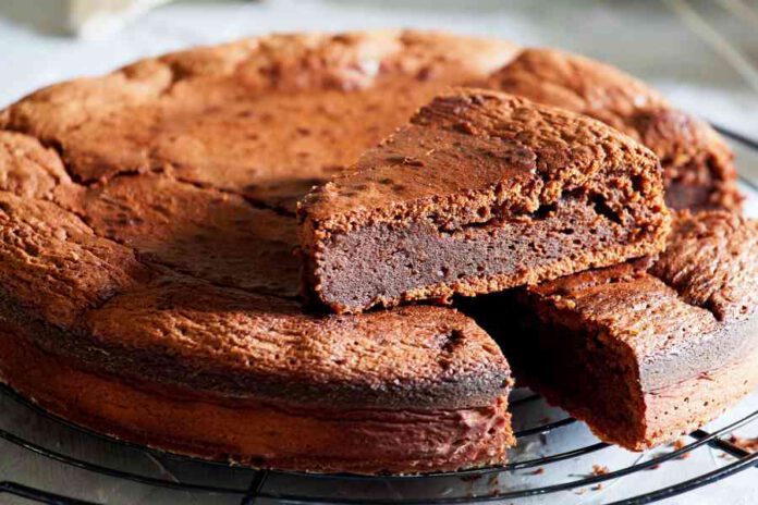 nemesis_cake נמסיס היא עוגת שוקולד מושלמת. היא נטולת גלוטן והמרקם שלה פשוט מזכיר מוס. במיוחד עבור גולשי נתניה און ליין, סער אהרוני מפשיל שרוולים ומספק מתכון לעוגת שוקולד שהיא חוויה.