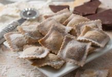 רביולי שוקולד עם מסקרפונה ורוטב גנאש שוקולד לבן (קל וטעים) קינוח מושלם הוא קינוח קל להכנה ותוצאה מרשימה. המתכון להכנת רביולי שוקולד מריר עם גבינת מסקרפונה ורוטב גנאש שוקולד לבן, הוא בדיוק כזה.