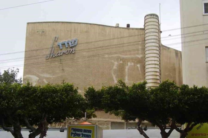 קולנוע שרון בנתניה. עד היום נחשב לקולנוע היפה והגדול ביותר שנבנה במזרח התיכון.