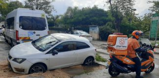 מנזקי סופת כרמל: נפצע קל בעת שרכבו נפל לבור שנפער