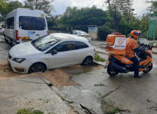 מנזקי סופת כרמל: נפצע קל בעת שרכבו נפל לבור שנפער