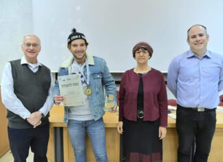 בתמר אריאל בנתניה אלופים בפיזיקה