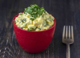 מתכון להכנת סלט ביצים רוסי – כזה שנגמר ברגע… ישנם אין ספור מתכונים להכנת סלט ביצים, תלוי בעדה, אבל המתכון המנצח, לפחות בעיר נתניה, הוא של סלט ביצים רוסי - כולל מיונז...