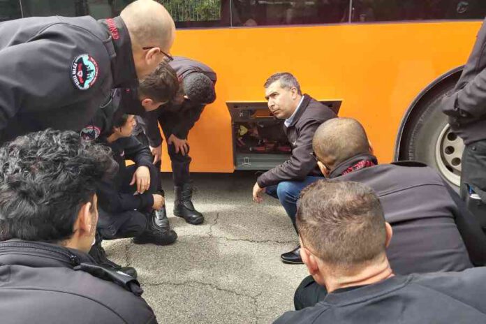 אקסטרה לוחמי כיבוי והצלה תחנת נתניה למדו על המערכות הממונעות של אוטובוסים ממונעי גז של חברת אקסטרה. המטרה: מתן מענה במקרי חירום.