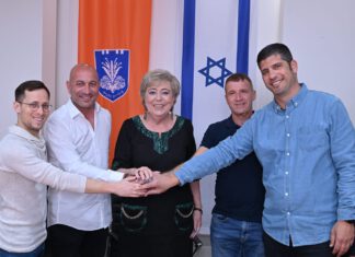 נחתם הסכם שיתוף פעולה היסטורי בין בית"ר טוברוק למכבי נתניה על הסכם שיתוף הפעולה חתמו בעלי מכבי נתניה, אייל סגל, בעלי בית"ר טוברוק, דודו מכלוף, מנכ"ל מכבי נתניה ניב גולדשטיין ומנכ"ל טוברוק איציק גניש