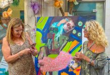 מאות צפו בתערוכה בהשראת יצירותיו של חנוך לוין הפעילות האמנותית התוססת בגלריות האמנים במדרחוב תל חי בנתניה בשיאה: 30 מחברי הגלריה יצרו, ציירו וכתבו שירים בהשראת מחזותיו של חנוך לוין.