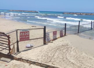 עיריית נתניה: סכנה ממשית בכניסה לאזור בניית שוברי הגלים אזור מסוכן בחוף נתניה. מדובר בשטח בנייה להקמת שוברי גלים וכן עיבוי רצועת החוף באמצעות חולות למניעת קריסת מצוקי נתניה. צילום החברה הממשלתית להגנות מצוקי חוף הים התיכון