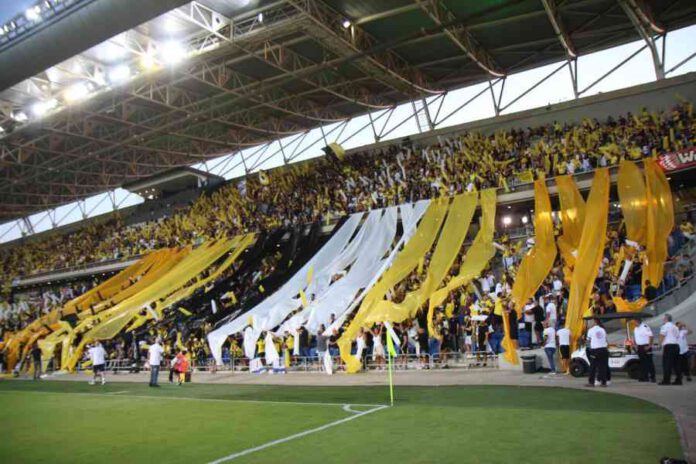 אוהדי מכבי נתניה באצטדיון העירוני במשחק מול בשאקשהיר הטורקית