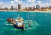 150 אלף קו"ב בשישה שבועות: פרויקט הזנת החול בחוף נתניה יצא לדרך בתמונה, ספינת המחפר מול חופי נתניה. אל הספינה חיברו צינורות צפים המעבירים את החול לחוף נתניה במטרה לעבות אותו ולמנוע התמוטטות מצוקים.