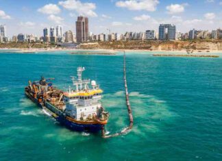 150 אלף קו"ב בשישה שבועות: פרויקט הזנת החול בחוף נתניה יצא לדרך בתמונה, ספינת המחפר מול חופי נתניה. אל הספינה חיברו צינורות צפים המעבירים את החול לחוף נתניה במטרה לעבות אותו ולמנוע התמוטטות מצוקים.