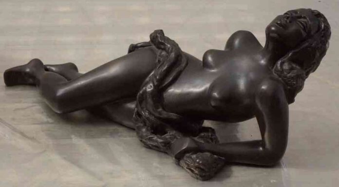 בתמונה, פסל אישה שרועה על הרצפה - אותו פיסלה האמנית ענת בן עזרא לתערוכת היחיד 