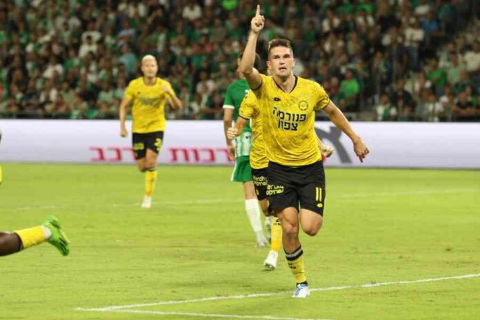 בתמונה, שחקן מכבי נתניה איגור זלאטנוביץ חוגג לאחר שכבש 1:0 מול מכבי חיפה