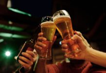 אלפים צפויים לחגוג עם פסטיבל הבירה בנתניה בתמונה, צילום להמחשה של פסטיבל הבירה בנתניה - אנשים מחזיקים כוסות בירה בכיכר