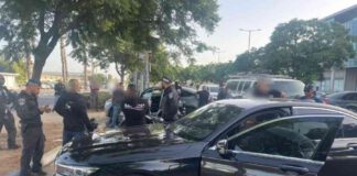 המשטרה קלקלה את קבלת הפנים לעבריין ברוך בוקל שוטרים מבצעים חיפוש ברכבים בהם נסעו 15 נתנייתים