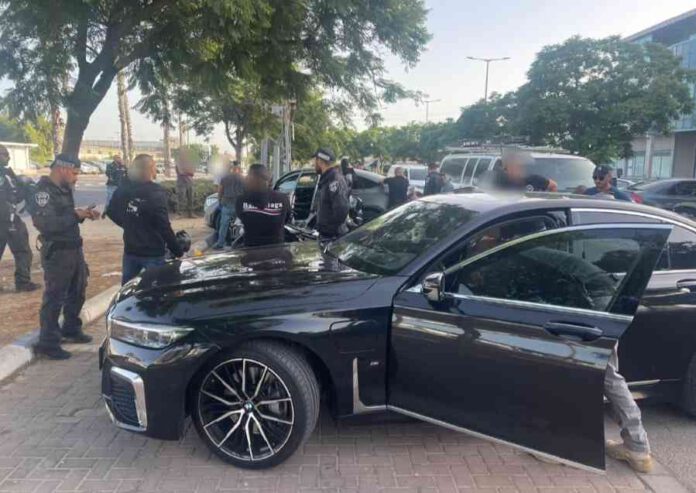 שוטרים מבצעים חיפוש ברכבים בהם נסעו 15 נתנייתים