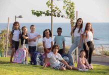 51,986 תלמידי נתניה פתחו את שנת הלימודים כסדרה בתמונה: קבוצת ילדים מכל הגילאים עם חולצות וסמלי בתי ספר בנתניה. צילום נורית מוזס - קמפיין חזרה ללימודים עיריית נתניה