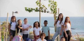 51,986 תלמידי נתניה פתחו את שנת הלימודים כסדרה בתמונה: קבוצת ילדים מכל הגילאים עם חולצות וסמלי בתי ספר בנתניה. צילום נורית מוזס - קמפיין חזרה ללימודים עיריית נתניה