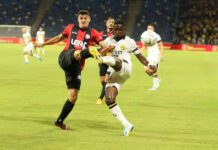 מכבי נתניה תצא למחנה אימונים באילת בתמונה, שחקן מכבי נתניה ושחקן הפועל חדרה נלחמים על הכדור. צילום ניר אנשר עבור נתניה און ליין - ksn