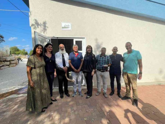 בתמונה: אבי הררי ראש מועצת אבן יהודה ובכירי כפר הנוער ויצו הדסים בטקס חניכת מבנה כיתות ט'