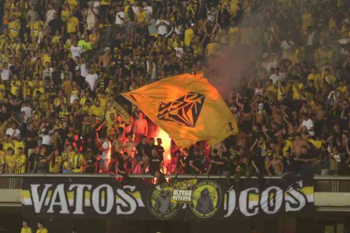 אוהדי מכבי נתניה מבעירים אבוקה. למצולמים אין קשר לכתבה. צילום ניר אנשר